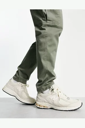 New Balance 2002 trainers in off