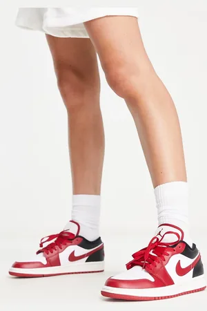 Jordan Air 1 Low trainers in gym