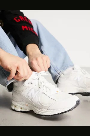 New Balance 2002 trainers in off