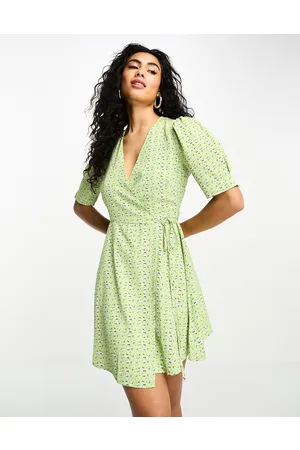 Glamorous Short sleeve wrap mini tea dress in ditsy