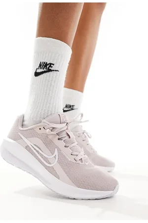 Nike Downshifter 13 trainers in and white