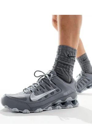 Nike Reax 8 trainers in and white