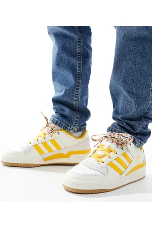 adidas Forum Low trainers in white/yellow with gum sole