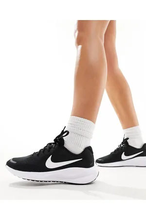 Nike Revolution 7 trainers in