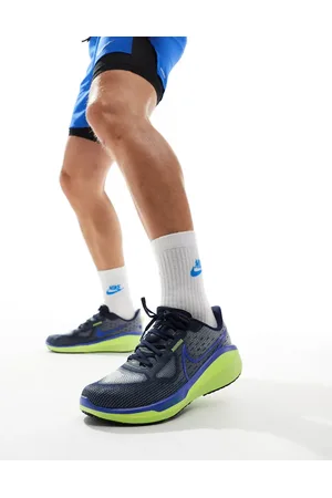 Nike Vomero 17 trainers in and green