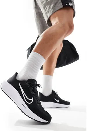 Nike Quest 6 trainers in and white