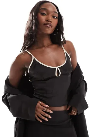 Kaiia Contrast edge keyhole tie back cami top in black