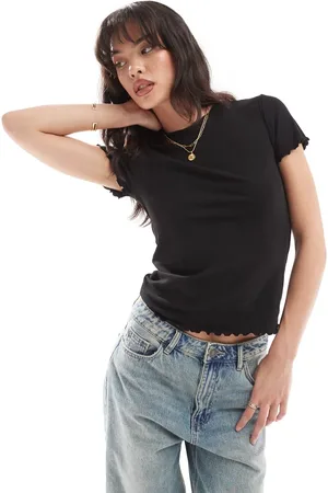Pieces® Short sleeve t-shirt with lettuce edge hem in