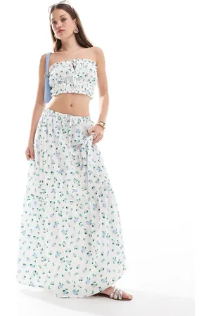 New Look Ditsy rose tiered maxi skirt in