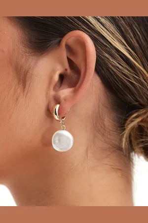 DesignB London Huggie hoop earrings with large pearl pendant in