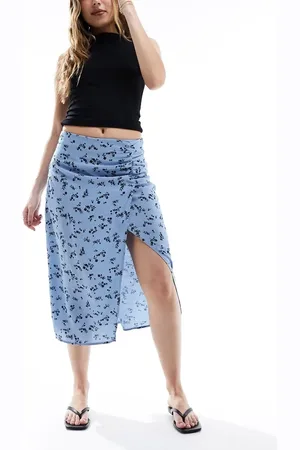 Pieces® Ruched side midi skirt with slit in ditsy