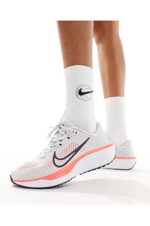Nike Quest 6 trainers in and pink