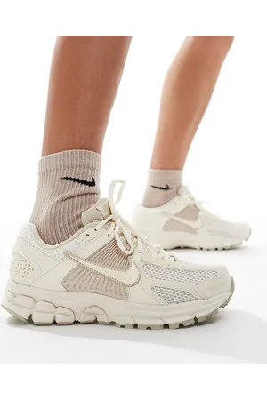 Nike Zoom Vomero 5 trainers in off