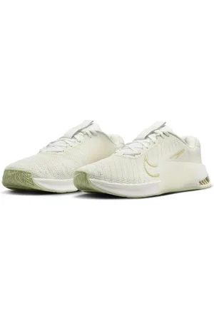 Nike Metcon 9 trainers in cream and gold