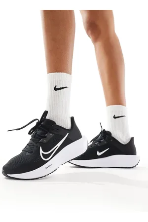 Nike Quest 6 trainers in and white