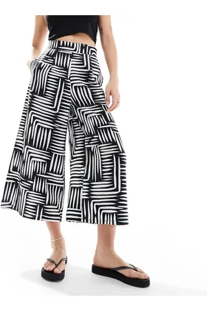 New Look Cropped patterned trousers in