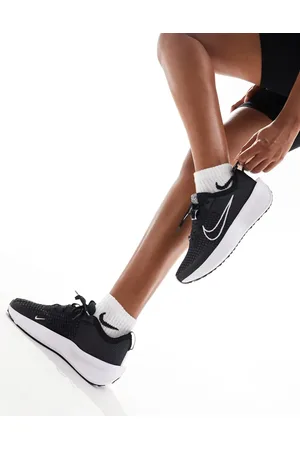 Nike Interact Run trainers in and white