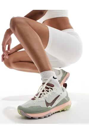 Nike React Wildhorse 8 trainers in and green