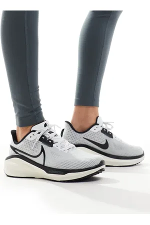 Nike Vomero 17 trainers in and black