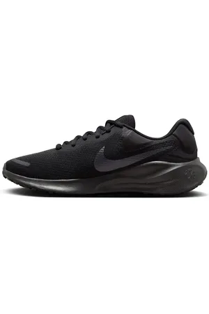 Nike Revolution 7 trainers in