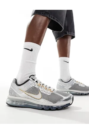 Nike Air Max 2013 trainers in and gold