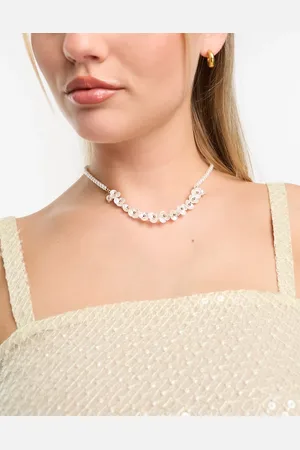 True Decadence Flower pearl necklace in white