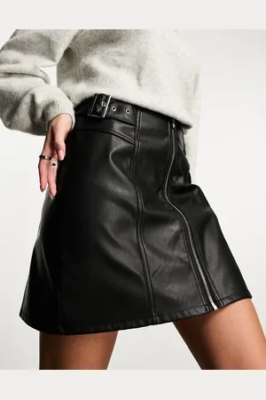 New Look Double buckle PU mini skirt in