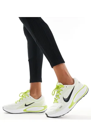 Nike Journey Run trainers in and green