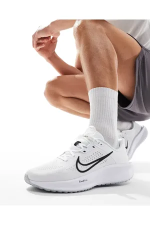 Nike Quest 6 trainers in and black