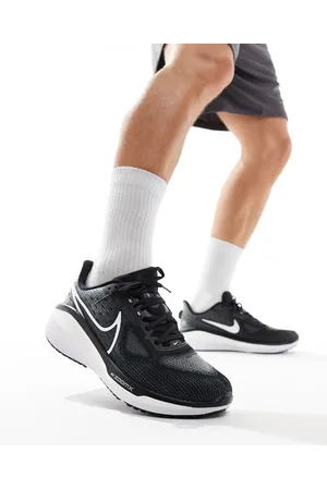 Nike Vomero 17 trainers in and white