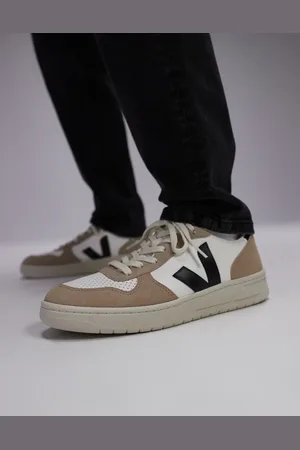 Veja V-10 trainer in extra black sahara chromefree leather