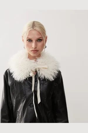 Monki Faux fur collar in off