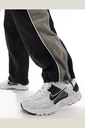 Nike Zoom Vomero 5 trainers in and black