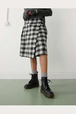 Dr. Martens 1460 8-eye smooth leather lace up boots in