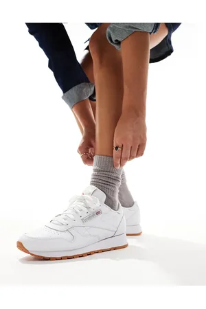 Reebok Classic Leather trainers in with gum sole