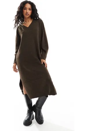 VERO MODA Oversized knitted v neck midi dress in chocolate