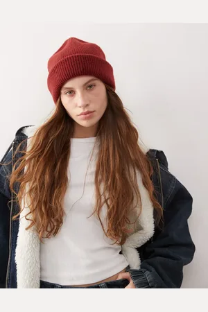 Monki Ribbed beanie hat in rust red