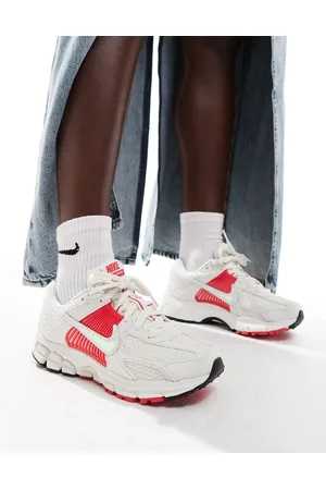 Nike Zoom Vomero 5 trainers in red