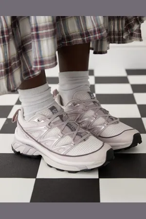 Salomon XT-6 Expanse trainers in and pink