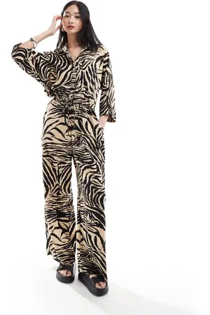 Monki Oversized jumpsuit with collar in beige animal print