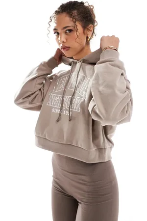 New Era New York embroidered logo cropped hoody in taupe
