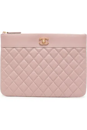 CHANEL CC diamond-quilted clutch bag
