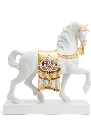 LLADRÒ A Regal Steed sculpture
